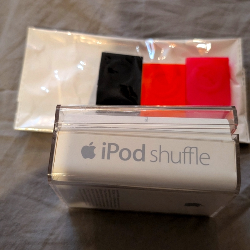 iPod shuffle 2nd generation purple 🟣 with covers